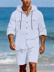 Détail de la chemise à capuche en lin blanc avec boutons en bois sur la plage
