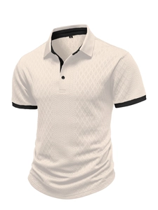 Détail d'un polo pour homme avec texture en tricot losange et col contrasté