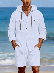Détail de l'ensemble de plage blanc en lin avec chemise à capuche et short pour homme