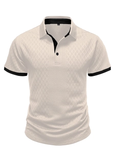 Détail du polo en maille beige montrant le col contrasté et la texture jacquard