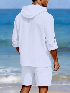 Détail de la chemise à capuche et du short en lin blanc avec texture respirante