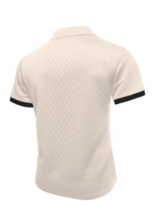Détail d'un polo en maille crème avec motifs jacquard complexes et texture gaufrée