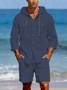 Détail de l'ensemble décontracté en lin bleu marine avec chemise à capuche et short