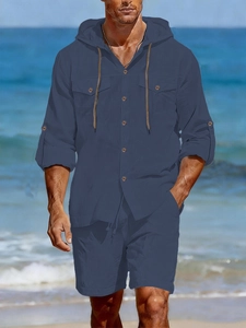 Détail d'un ensemble en lin bleu marine pour homme avec texture naturelle