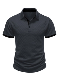 Détail du polo gris foncé avec maille texturée 3D et bordures contrastées noires