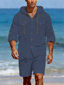 Détail de la chemise à capuche en lin bleu marine avec poches cargo pour les vacances