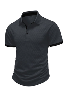 Détail d'un polo en tricot gris pour homme avec texture chevrons et finitions noires