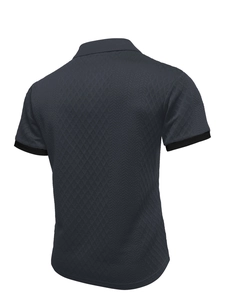 Vue arrière du polo en maille gris foncé avec texture détaillée en jacquard à chevrons