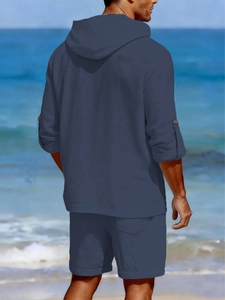 Détail de l'ensemble en lin bleu marine avec chemise à capuche et short de plage