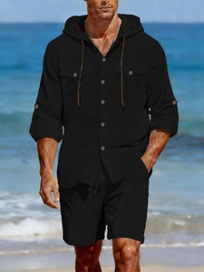 Détail d'un ensemble d'été en lin noir comprenant une chemise à capuche et un short de plage