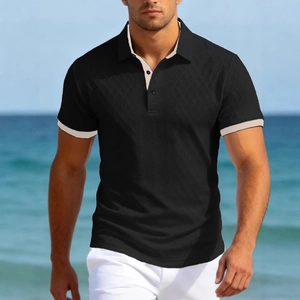Polo en maille noire pour homme avec motif diamant et bordure beige sur le col