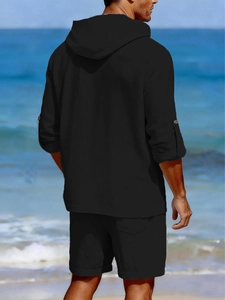 Ensemble homme en lin noir avec chemise à capuche et short, vue de dos à la plage