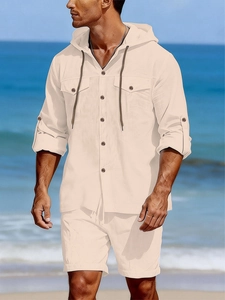 Détails du tissu en lin beige de la chemise et du short pour homme sur la plage