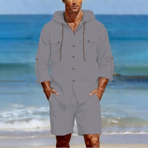 Détail d'une chemise en lin grise avec doubles poches poitrine et manches ajustables