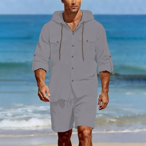Détail d'un ensemble en lin gris pour homme avec chemise à capuche et short sur la plage