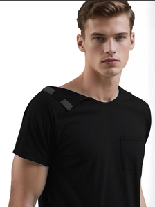 Détail de l'encolure asymétrique et des boutons pression sur le t-shirt de soins