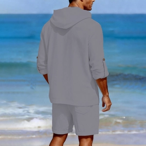 Vue arrière d'un ensemble homme en lin gris avec chemise à capuche et short sur la plage