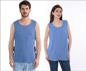 Detailansicht des blauen Genesungs-T-Shirts mit Druckknöpfen und Karomuster an den Seiten