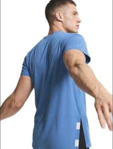 Détail du t-shirt post-opératoire adaptatif avec fente latérale et boutons à pression