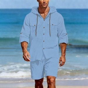 Détail de la chemise à capuche en lin bleu clair avec patte de boutonnage pour hommes