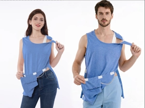 Details des blauen Genesungs-T-Shirts mit seitlichen Druckknöpfen für die postoperative Pflege