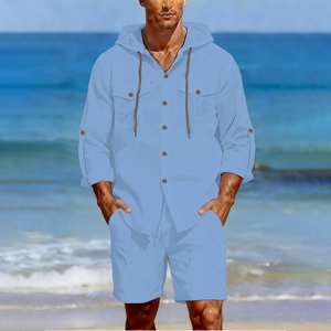 Détail de l'ensemble en lin bleu ciel pour homme avec chemise à capuche et short à cordon