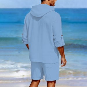 Détail d'un ensemble en lin bleu clair avec poignets boutonnés réglables sur la plage