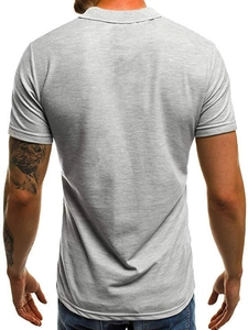 Vista trasera de un polo clásico gris para hombre de corte entallado con mangas cortas y punto