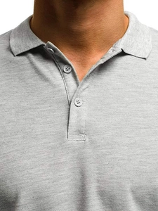 Detalle de polo para hombre en gris claro con cuello clásico y tres botones frontales