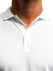 Detalle del tejido de algodón piqué y el cuello acanalado de este polo blanco para hombre