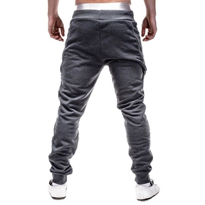 Détails des chevilles côtelées et des poches zippées sur le jogging gris pour homme