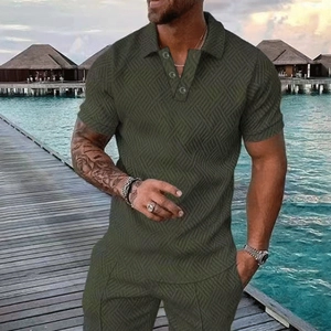 Detail van donker olijfgroen poloshirt met geometrische twill gebreide textuur en knopen