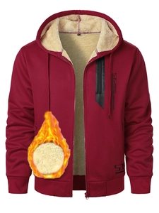 Détail d'un sweat à capuche bordeaux avec doublure en polaire beige épaisse pour l'hiver