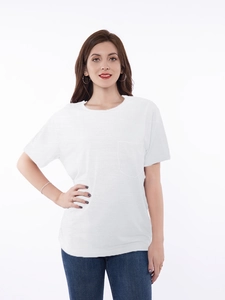 Détail d'un t-shirt de chimio blanc avec poche poitrine et boutons pression pour accès au port