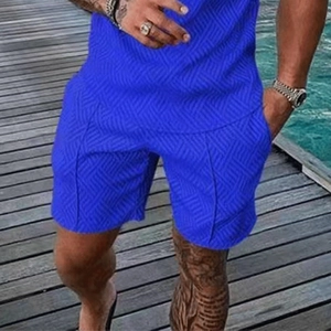 Detail des blauen Herren-Freizeitsets mit 3D-Stricktextur und Kordelzug am Bund