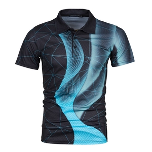 Detailweergave van heren poloshirt halslijn met geometrische print en klassieke drieknoops kraag