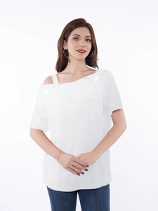 Détail du haut de chimio avec design asymétrique dénudé et poche poitrine fonctionnelle