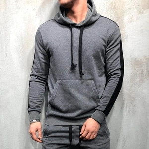 Détail du sweat à capuche gris pour homme avec bandes latérales et cordons de serrage