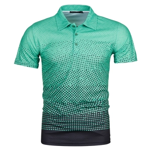 Detail van polo met kleurverloop van muntgroen naar zwart en 3D geometrische print