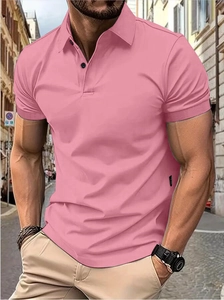 Détail d'un polo homme rose coupe ajustée avec col classique et patte à trois boutons