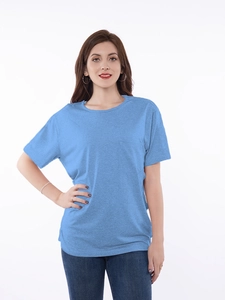 Détail du t-shirt de chimio bleu clair avec boutons-pression pour l'accès au port médical
