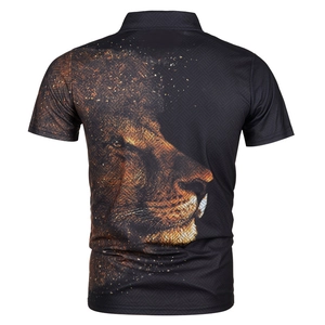Detailaanzicht van de achterkant van een zwart herenpoloshirt met majestueuze 3D-leeuwenprint