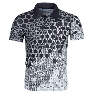 Detail van de zwarte polokraag en drieknoopssluiting met een 3D geometrische print