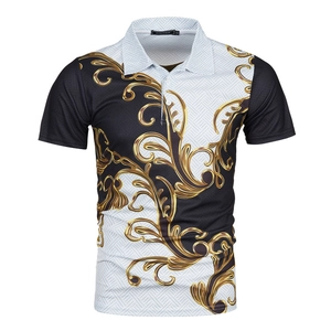Detail van gouden barokpatronen op een zwart-wit nauwsluitend poloshirt met korte mouwen