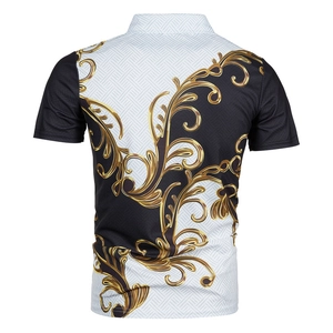 Achteraanzicht van heren poloshirt met gouden barokpatroon op zwart-witte panelen