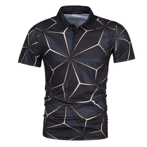 Detail van de 3D geometrische print en knoopsluiting op het zwarte poloshirt voor heren