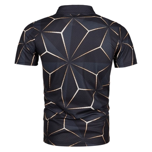 Gedetailleerd achteraanzicht heren poloshirt met geometrisch sterpatroon goud en wit
