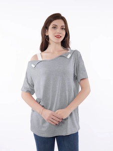 Détail de la coupe asymétrique à l'épaule et des boutons pressions sur le t-shirt gris