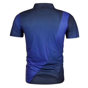 Macro-opname van het blauwe poloshirt met hoogwaardige geometrische diagonale textuur