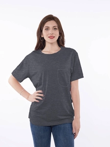 Détail du tissu du t-shirt gris foncé à manches courtes avec boutons à l'épaule